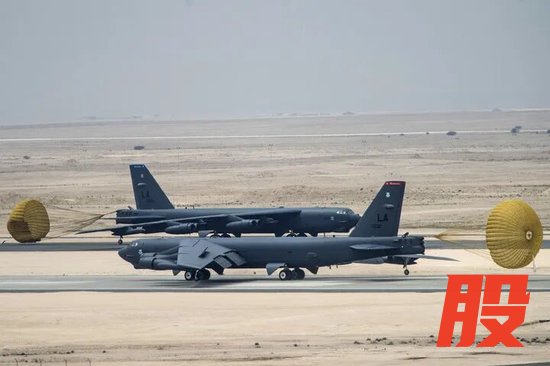  部署在卡塔尔乌代德空军基地的美军B-52轰炸机。新华社/美联