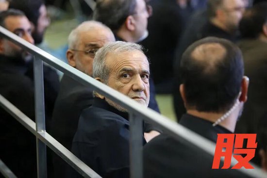 2025年7月2日，伊朗首都德黑兰，伊朗总统佩泽希齐扬参加纪念仪式。新华社发